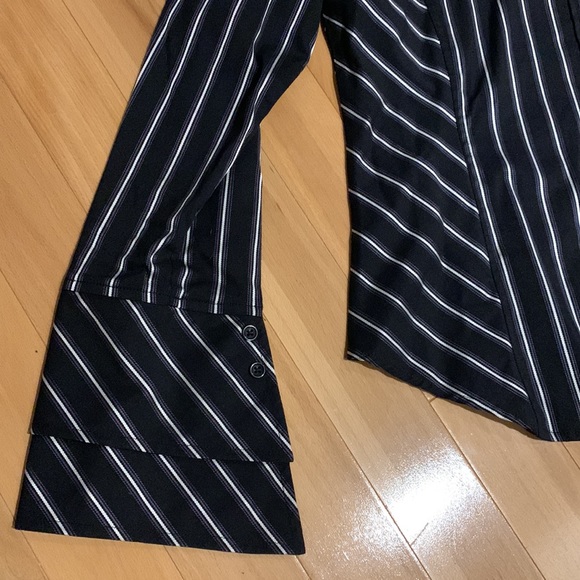 VEUC/like new Ricki’s Button Up Blouse-Black with Grey & Silver Stripes- size 10 - Picture 2 of 16